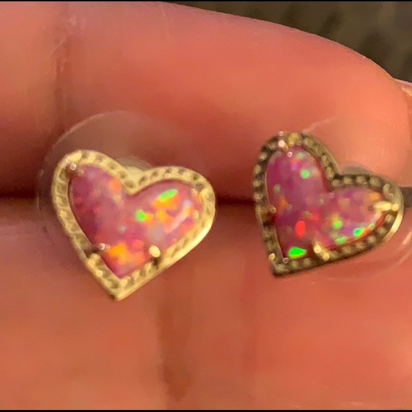 Kendra Scott Ari Heart Gold Stud Earrings In Pink Kyocera Opal - Picture 2 of 2